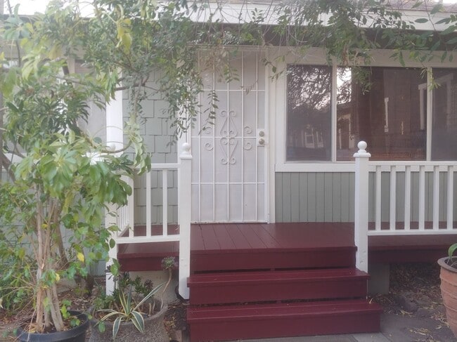 Building Photo - 4546 Kingswell Ave