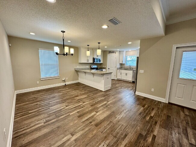 Building Photo - Beautiful Brick 3/2 in popular neighborhood!