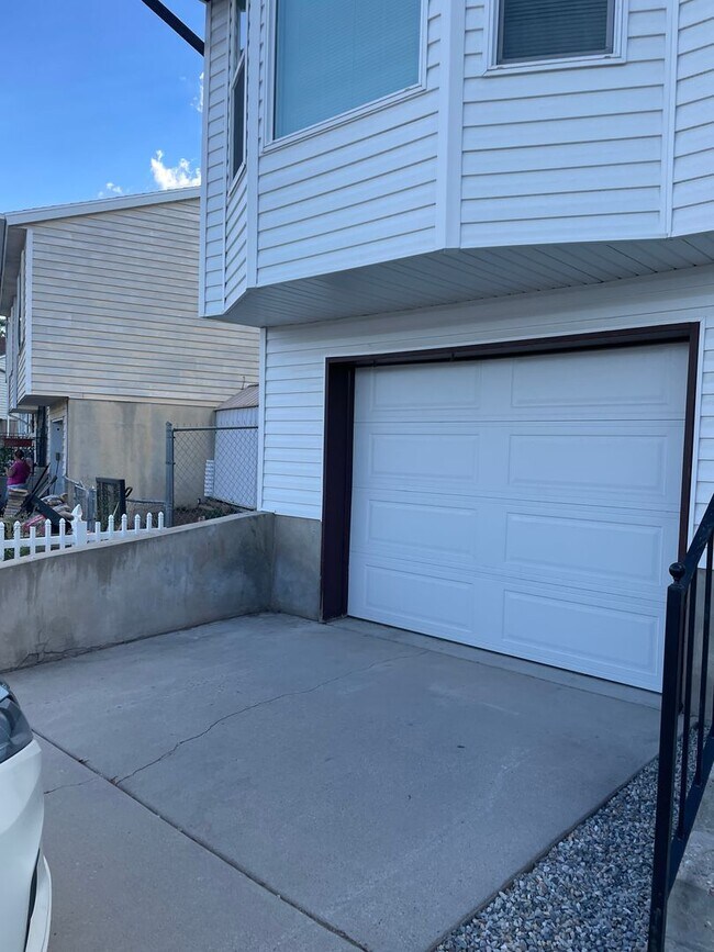 Building Photo - 3 bedroom, 1 bath unit. Newly Remodeled.