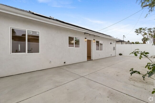 Building Photo - 8853 Remick Ave
