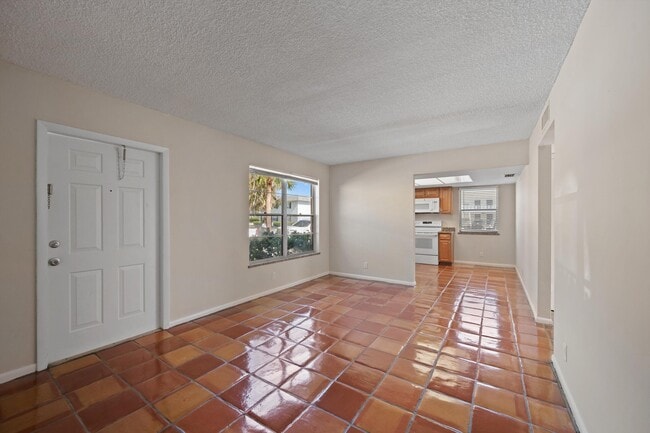 Building Photo - 2707 Vandiver Dr