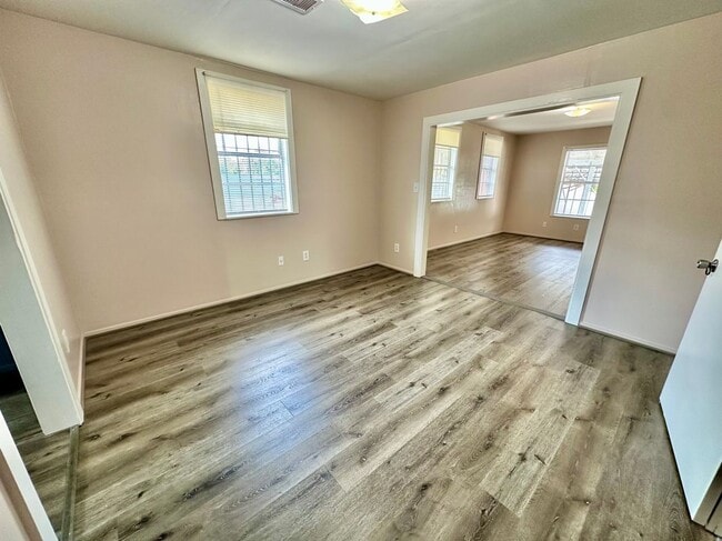 Foto del edificio - 305 N Live Oak St