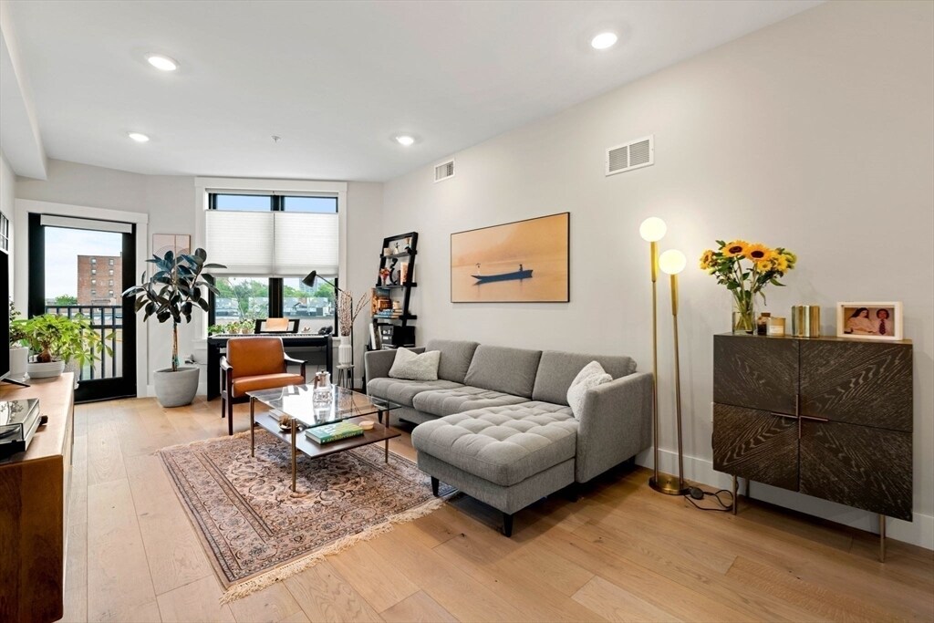 Primary Photo - 305 Webster Ave