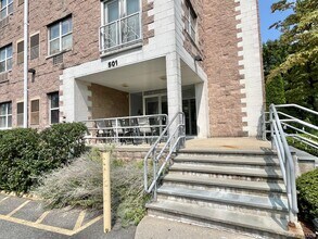 Building Photo - 501 N Barry Ave