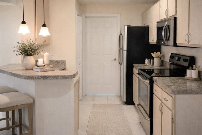 Foto del edificio - 713 Crest Pines Dr