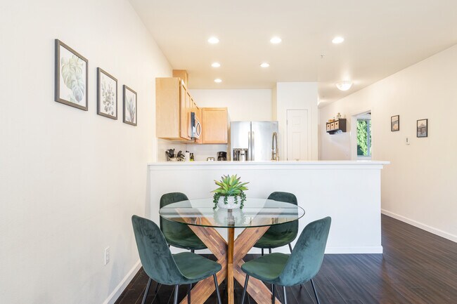 Building Photo - 1220 E Columbia St