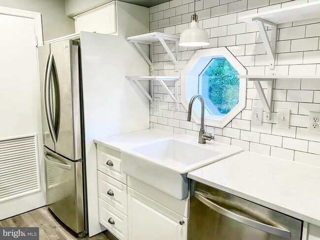 Building Photo - 2431 S Walter Reed Dr