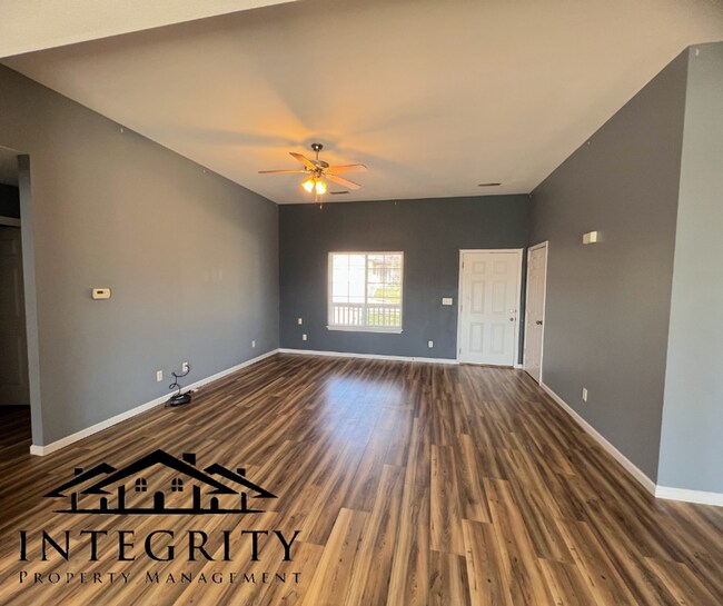 Building Photo - Single Family Home Close to FLW