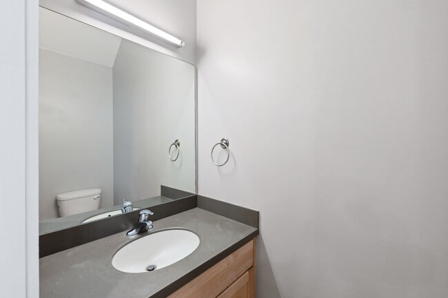 Building Photo - RARE 2 Bed, 2 1/2 Bath Townhome with Garage!