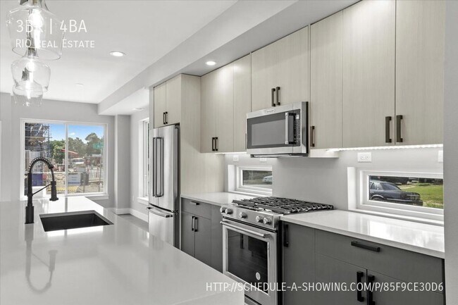 Foto del edificio - Live in luxury in your new 3 bedroom townh...