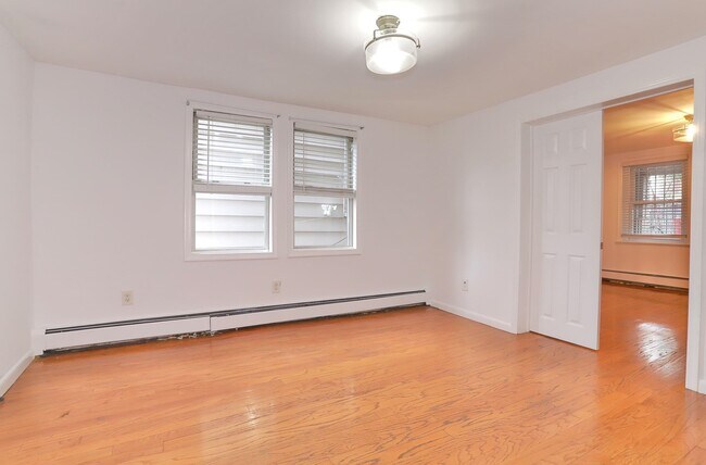 Building Photo - 509 7th St