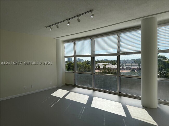 Building Photo - 900 Bay Dr E