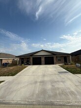 Building Photo - 121 Wind Ridge Dr