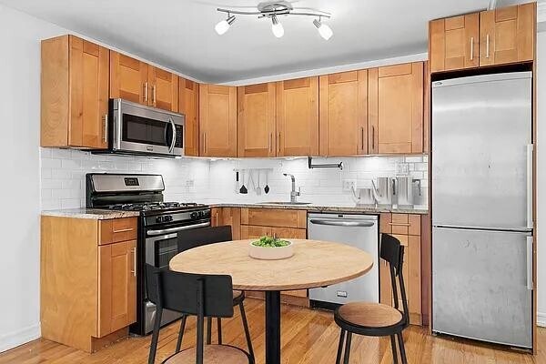 Foto del edificio - 305 W 18th St