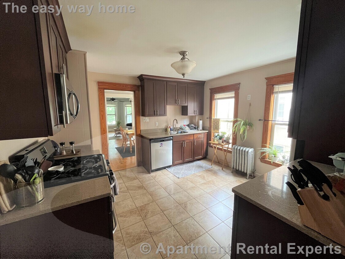 Huge 6 room philly style 3 bed; Davis Sq/ Townhouse for Rent in