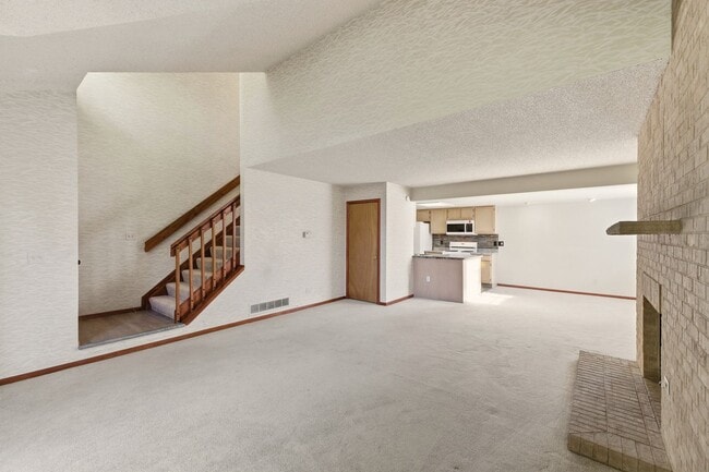 Building Photo - Deer Pointe Village Townhome Feautures 2 P...