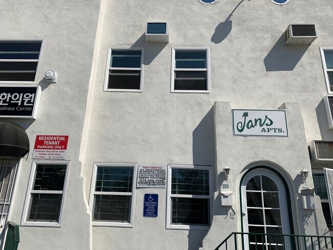 Building Photo - 202 S Oxford Ave
