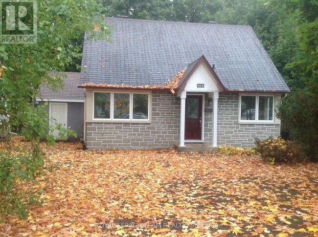 Photo du bâtiment - 614 Churchill Ave N