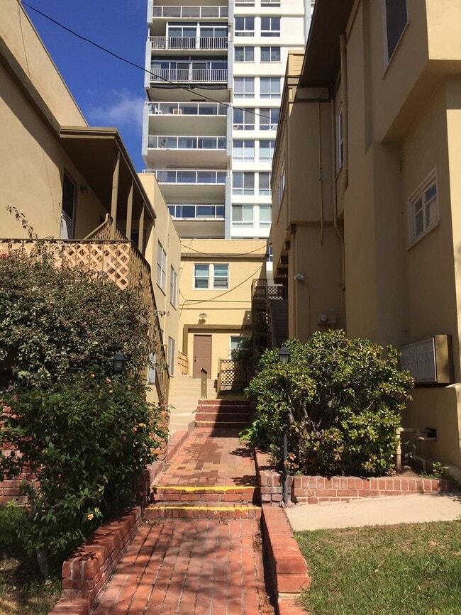 Building Photo - Bankers Hill upper unit available now!