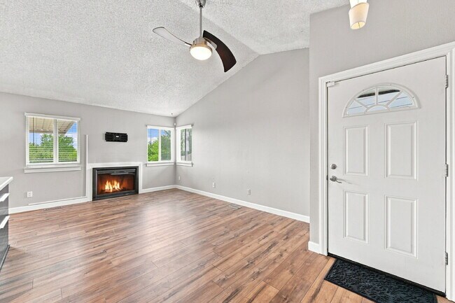 Foto del edificio - $2,145.95 - 3-bed, 2-bath located in Colorado Springs with a Washer and Dryer.