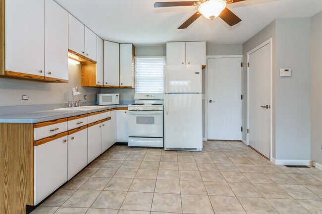 Building Photo - 2808 Shorewood Dr