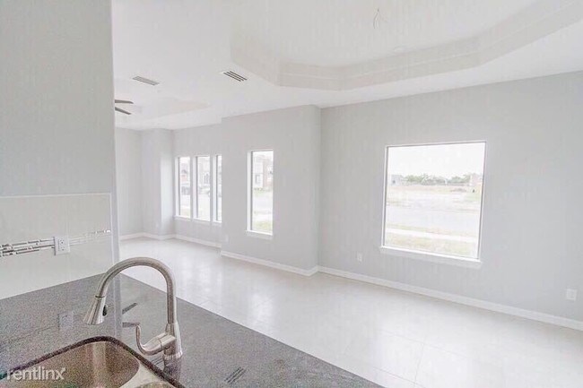 Foto del edificio - 2 br, 2 bath  - 2703 Larkspur Ave