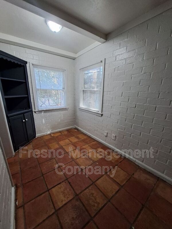 Building Photo - 2524-2540 N Maroa Ave