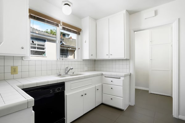 Kitchen - 442 Kelton Ave