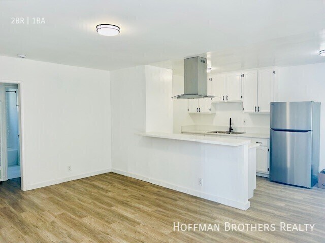 Building Photo - 716 W 81st St