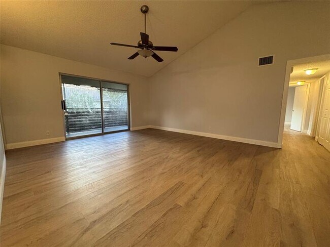 Foto del edificio - 606 Gardens Dr