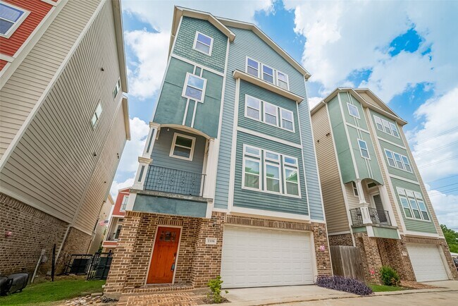 Building Photo - 2106 Bidwell Dr