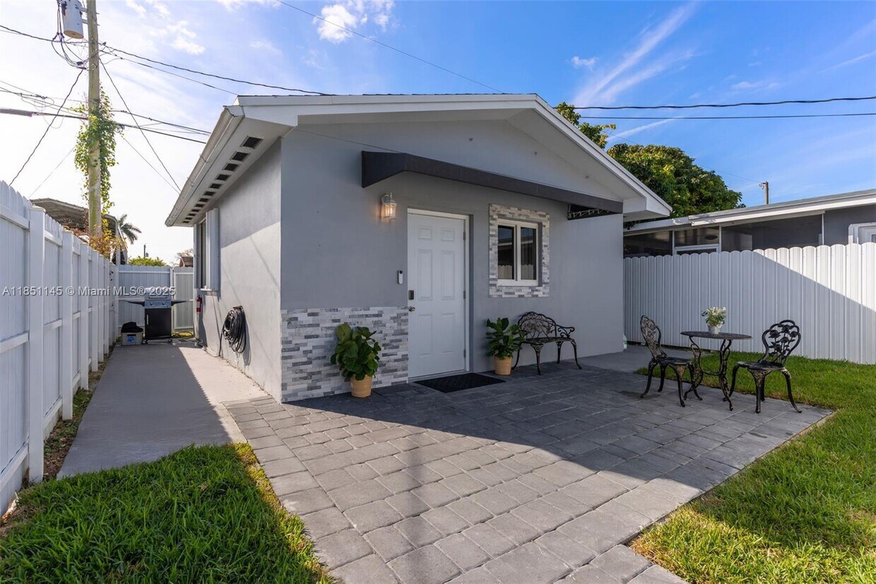 Photo - 1430 NE 11th St (Homestead, FL)