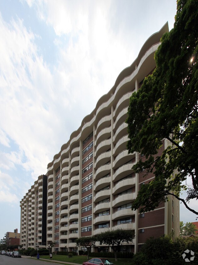 Photo du bâtiment - 100 Raglan Ave