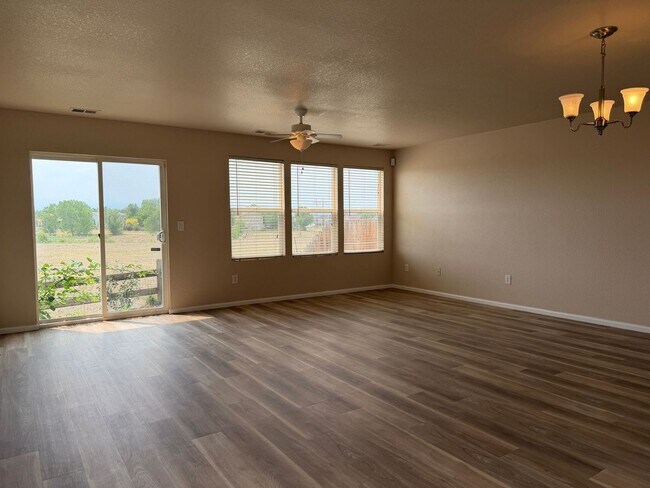 Building Photo - Delightful 3BD/2BA Townhome in Erie with Fresh Paint and New Flooring