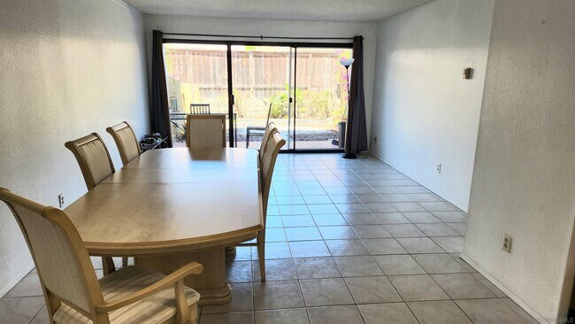 Foto del edificio - 8338 Regents Rd