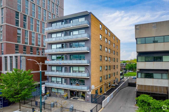 Front - 710 Spadina Av