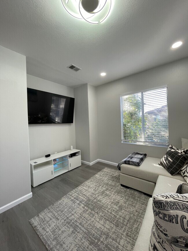 Foto del edificio - 621 Sumner Way