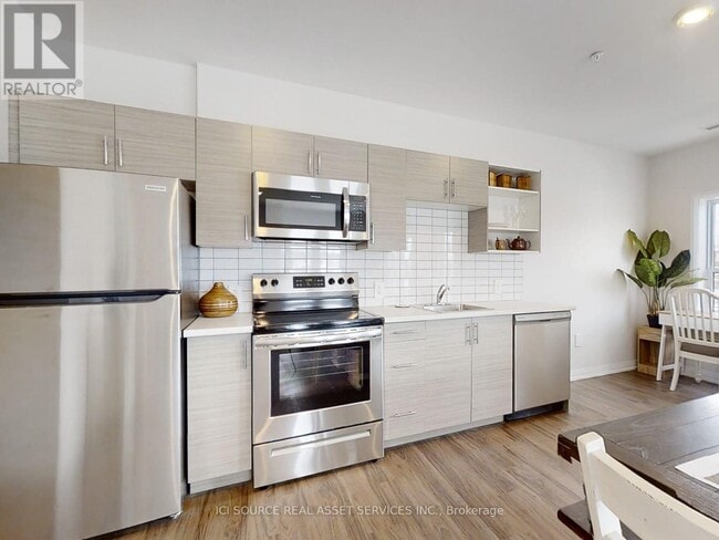 Building Photo - 77 William St N