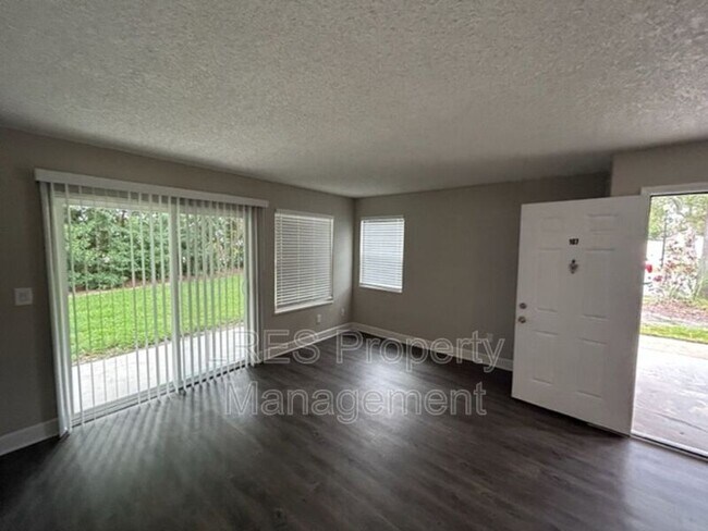 Foto del edificio - 2560 Woodgate Blvd