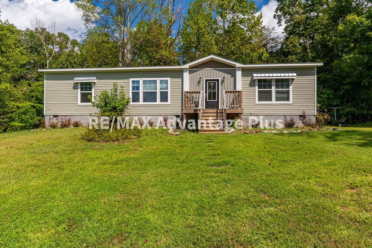 Primary Photo - Modern Home Just Minutes to Farmville