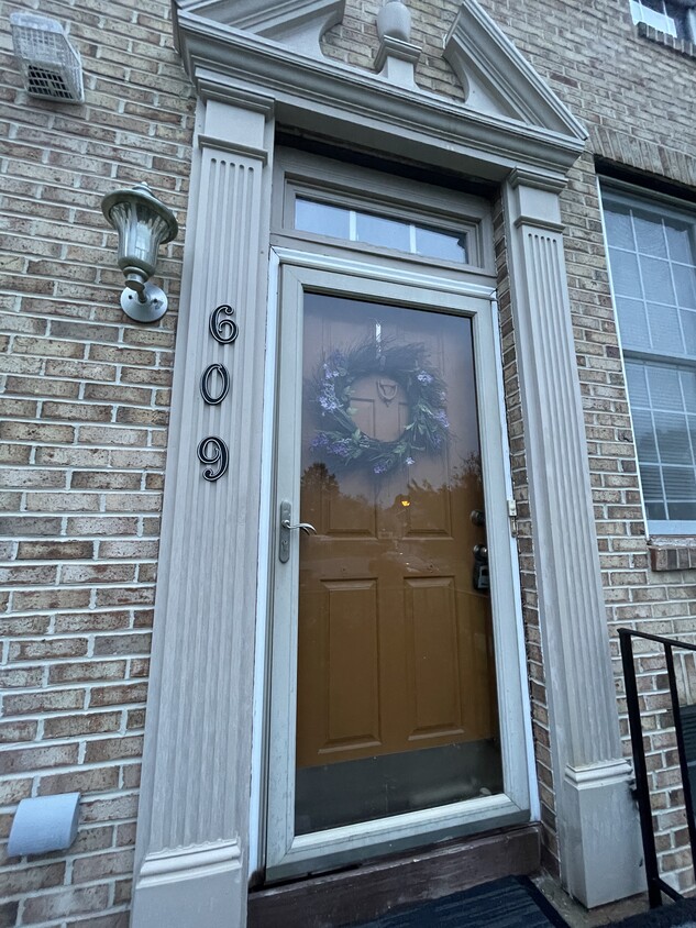 Primary Photo - 609 Corsica Ave