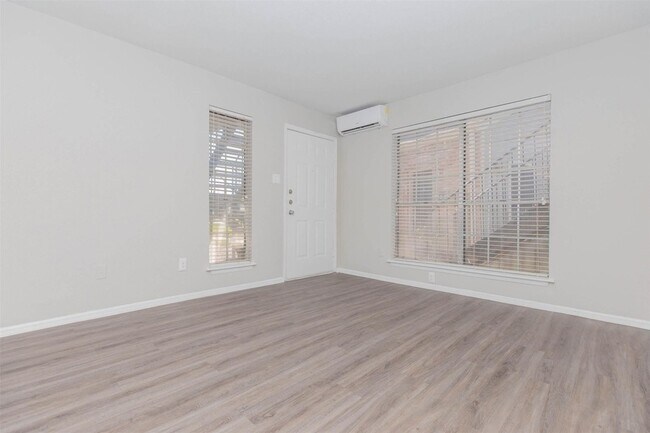 Foto del edificio - 3125 Crestdale Dr