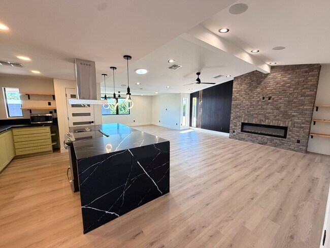 Foto del edificio - Updated 3 Bed / 2Bath Northeast Phoenix Home Ready for Immediate Move In w/ NO Carpet!