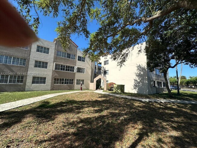 Foto del edificio - 6175 NW 186th St