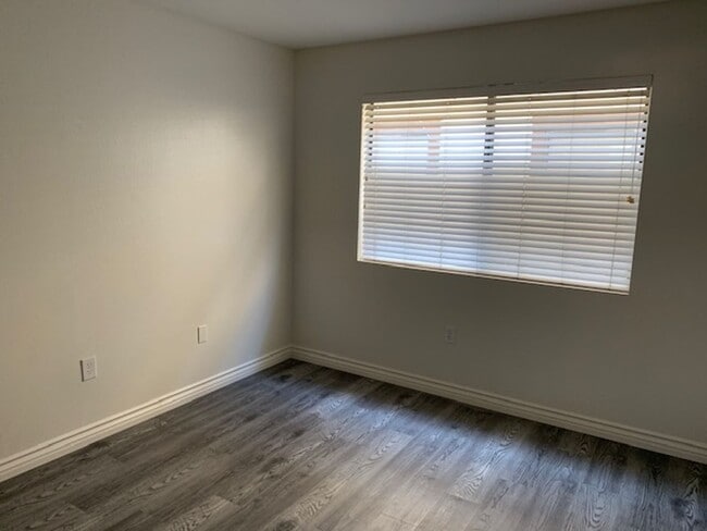 Building Photo - Los Caballeros #211