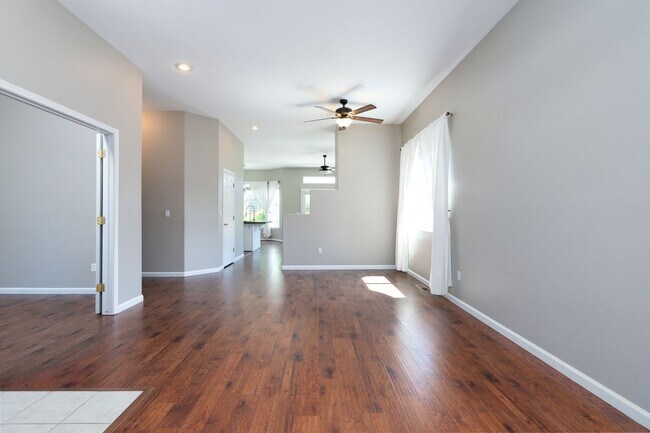 Foto del edificio - Beautiful home in Chichester Estates