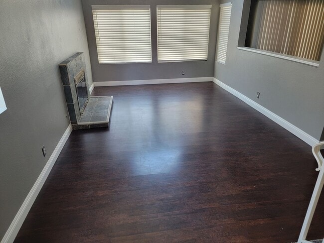 Foto del edificio - Fontana Two Story