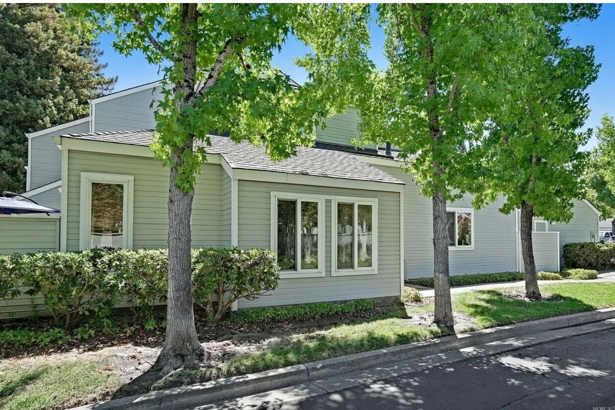 2350 Lakeview Dr Unit 2350, Santa Rosa, CA 95405 Condo for Rent in