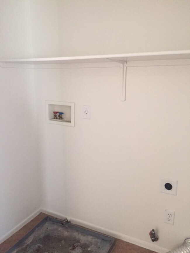 Building Photo - Beautiful 4-bedroom 3-bathroom - GREAT LOC...