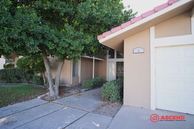 Foto del edificio - Phenomenal Home Located In Gated Community!